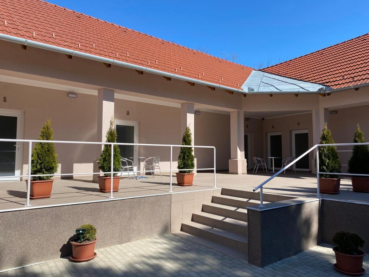 Dora Vendeghaz Appartement *